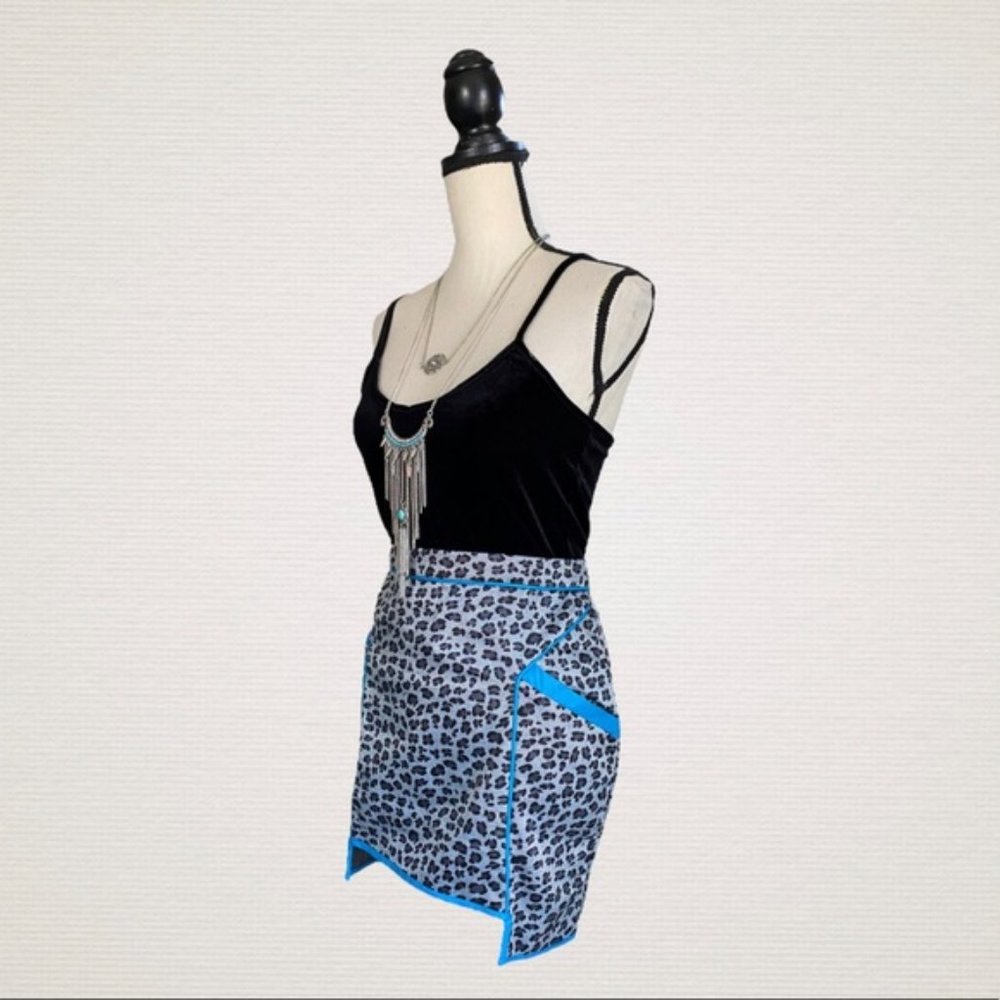 NWT English Rose cheetah print notched mini skirt, size medium